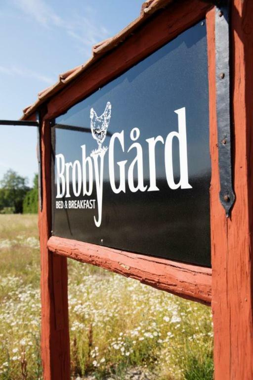 Broby Bed & Breakfast Entreplan นูเชอปิง ภายนอก รูปภาพ